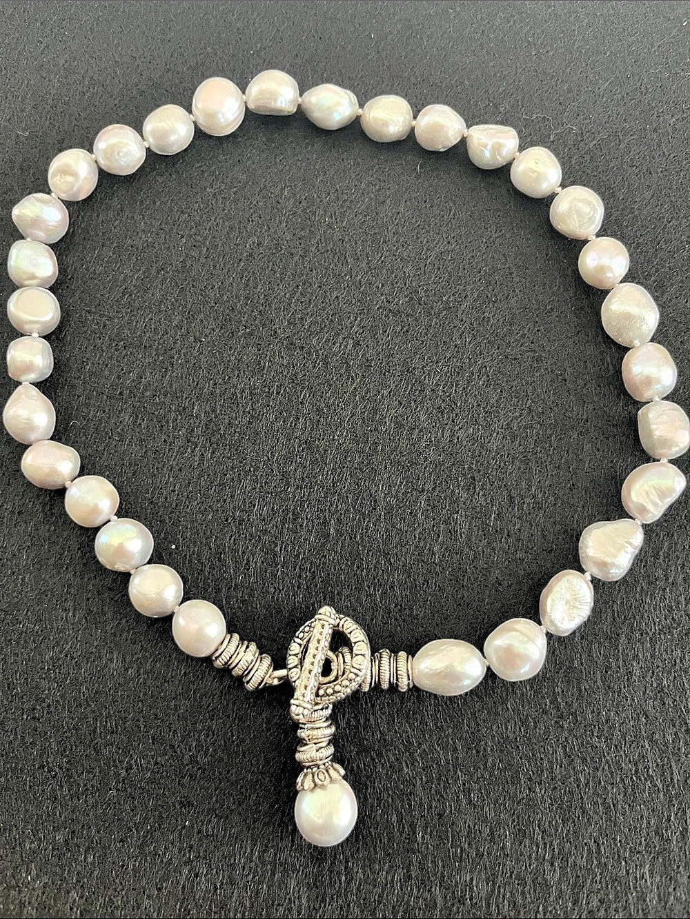 Pearl Beaded Pendant Necklace in light Grey & Silver